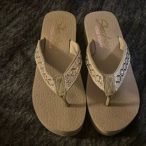 Skechers Tan Sandals with Woven Straps and Contoured Footbed Sz 7